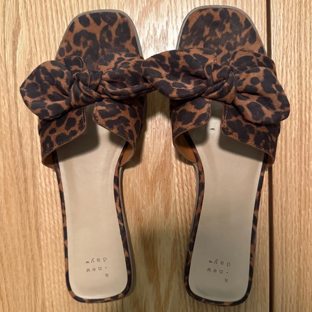 Leopard Print Bow Slide Sandals Women Size 10 Flat Slip On - Picture 1 of 4